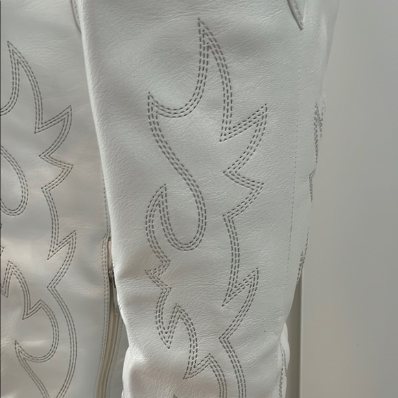New White Leather Western-Style Women's Boots - Picture 2 of 15